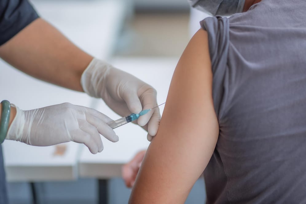 Impfung: Laut einer Online-Befragung wollen sich 41 Prozent der Teilnehmer auf jeden Fall gegen Corona impfen lassen, sofern ein geeigneter Impfstoff zugelassen wird.