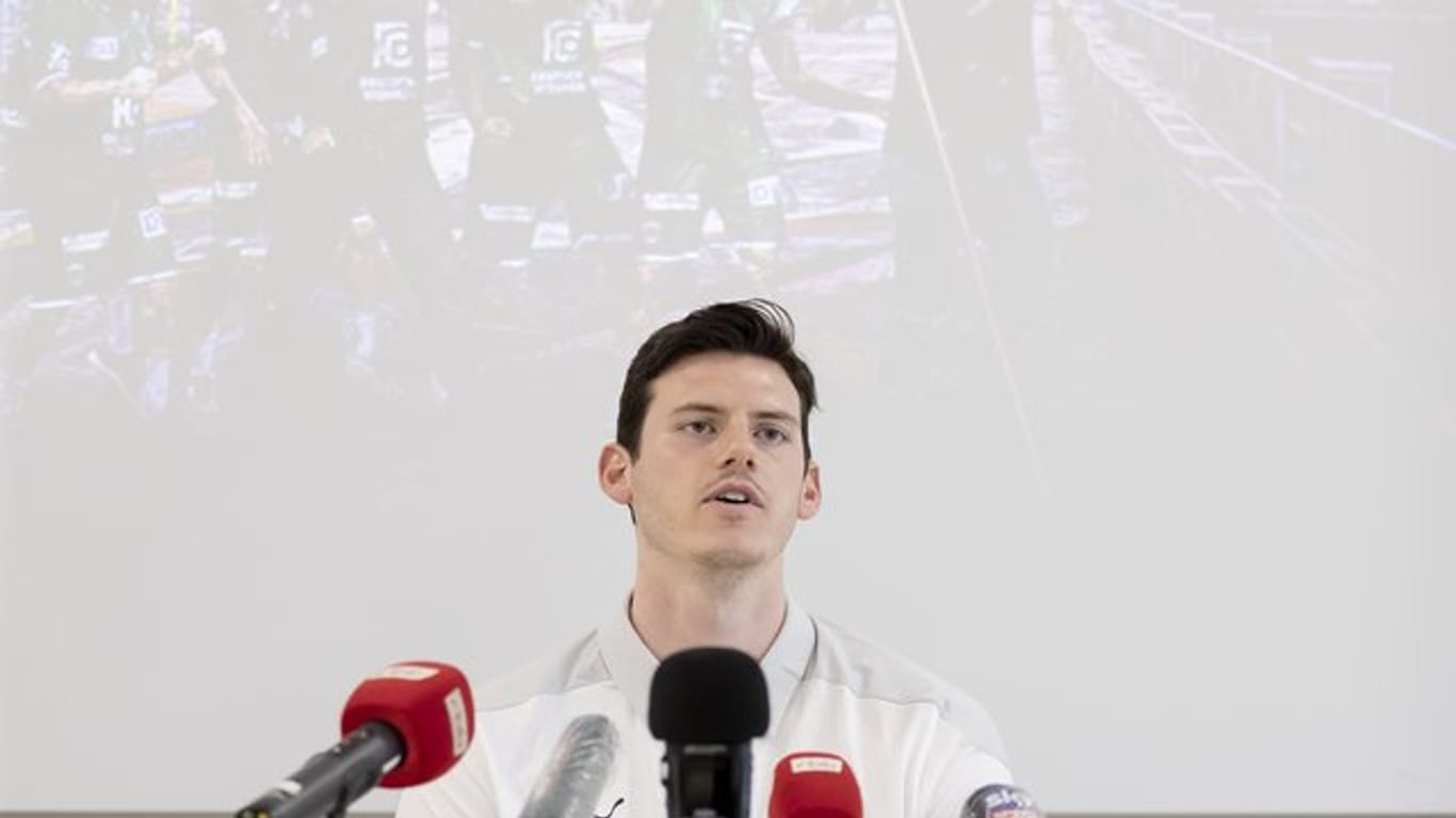 Arbeitet an seinem Comeback bei den Füchsen: Simon Ernst bei einer Pressekonferenz zum Trainingsauftakt des Handball-Bundesligisten.