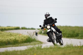 Ein Motorradfahrschüler ist bei seiner Prüfung durch einen Unfall gestorben. (Symbolbild)