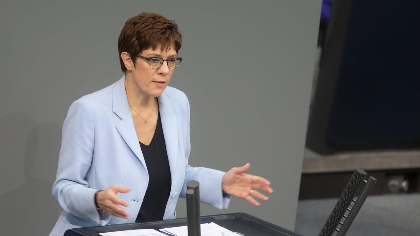Annegret Kramp-Karrenbauer hält es für möglich, die Ausgaben für die Nato anzupassen.