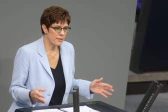 Annegret Kramp-Karrenbauer hält es für möglich, die Ausgaben für die Nato anzupassen.