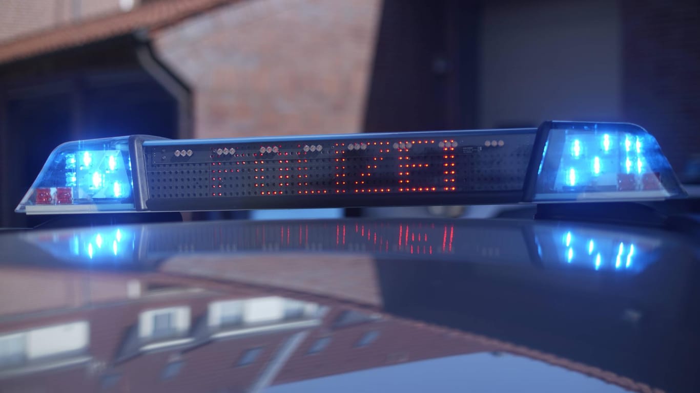 Blaulicht eines Polizeiwagens (Symbolbild): In Wolfsburg sind drei Jugendliche nach einem Einbruchsversuch gefasst worden