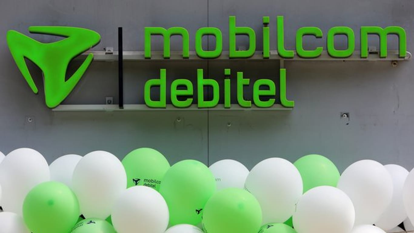 Das Logo des Mobilfunk- und Internetproviders mobilcom-debitel an einer Filiale in Düsseldorf.