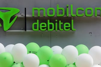 Das Logo des Mobilfunk- und Internetproviders mobilcom-debitel an einer Filiale in Düsseldorf.