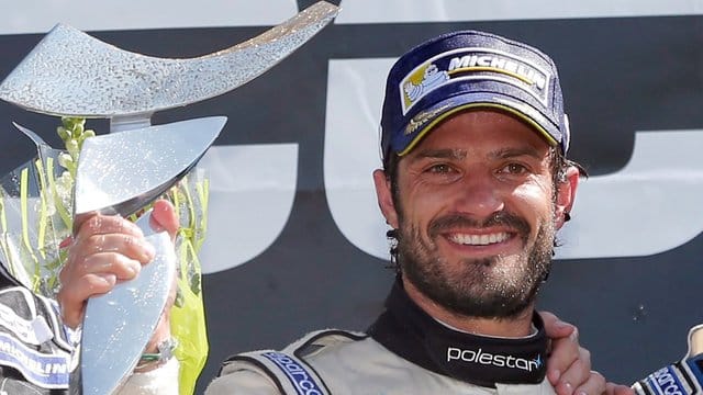 Prinz Carl Philip von Schweden feiert 2015 nach seinem Sieg im zweiten Lauf des STCC-Wettbewerbs in Falkenberg.