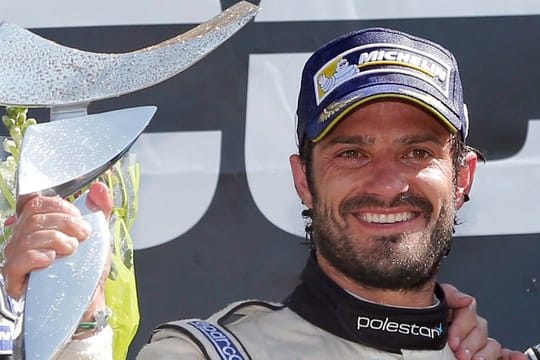 Prinz Carl Philip von Schweden feiert 2015 nach seinem Sieg im zweiten Lauf des STCC-Wettbewerbs in Falkenberg.