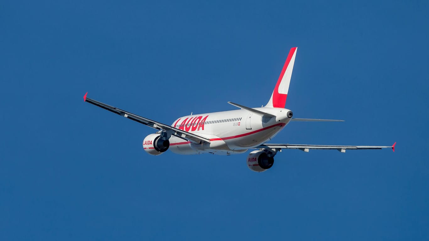 Ein Lauda-Flugzeug steigt auf: Die Ryanair-Tochter hat angekündigt den Standort in Stuttgart zu schließen.