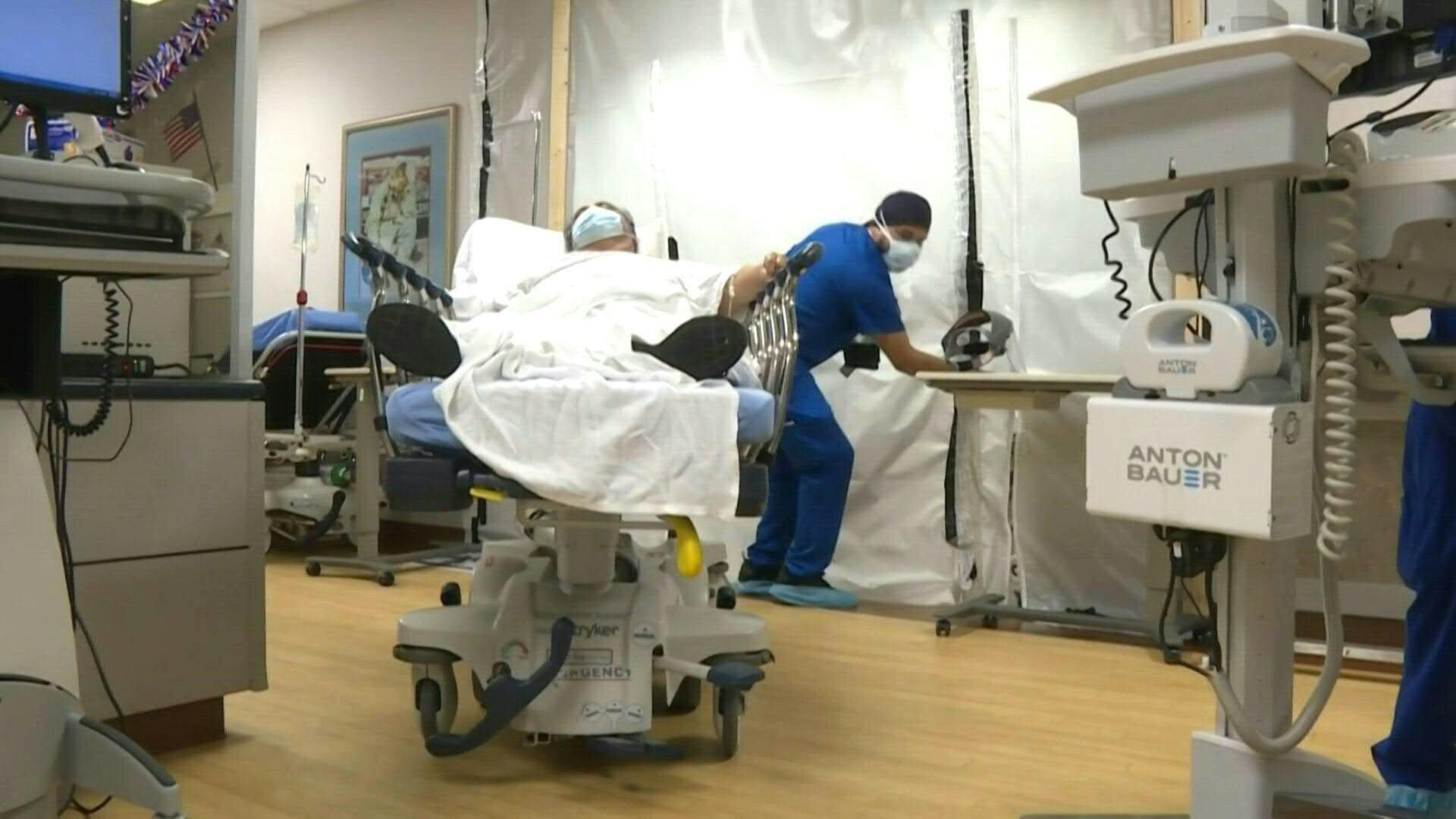 Chaos in den Krankenhäusern: In Texas gehen die Betten für Corona-Patienten aus, Infizierte müssen im Flur warten oder zu Hause beatmet werden. Chaos in den Krankenhäusern: In Texas gehen die Betten für Corona-Patienten aus, Infizierte müssen im Flur warten oder zu Hause beatmet werden.