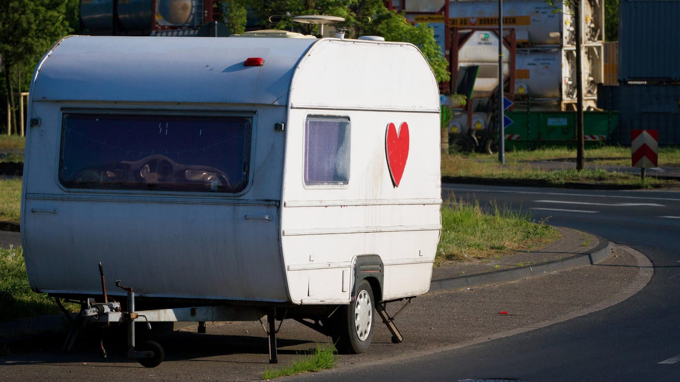Auf einem am Straßenrand abgestellten Wohnwagen klebt ein rotes Herz: Die Stadt Stuttgart stellt nun jegliche Form von Sexkauf unter Strafe.