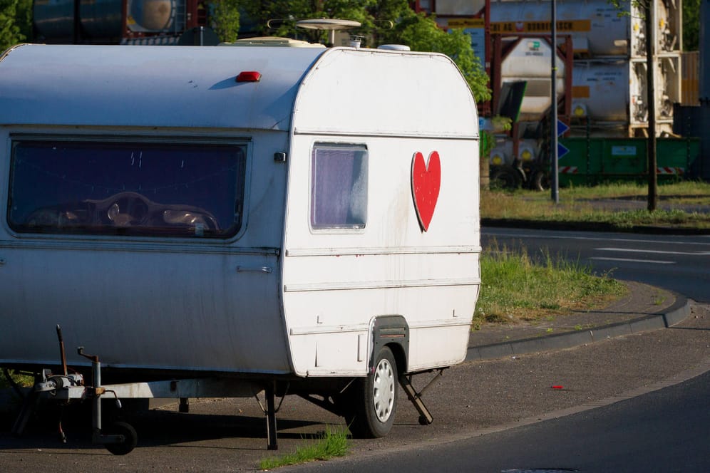 Auf einem am Straßenrand abgestellten Wohnwagen klebt ein rotes Herz: Die Stadt Stuttgart stellt nun jegliche Form von Sexkauf unter Strafe.