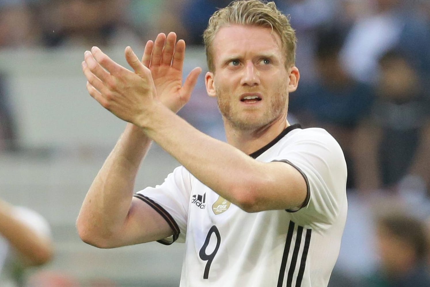 André Schürrle bei einem Länderspiel im Jahre 2016 im DFB-Trikot: Der Außenstürmer hört nun vorzeitig auf.