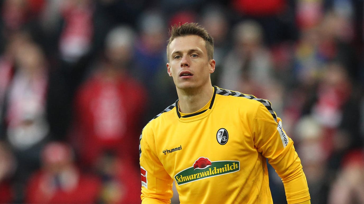 Alexander Schwolow: Der 28-jährige Freiburger soll die neue Nummer des FC Schalke 04 werden.
