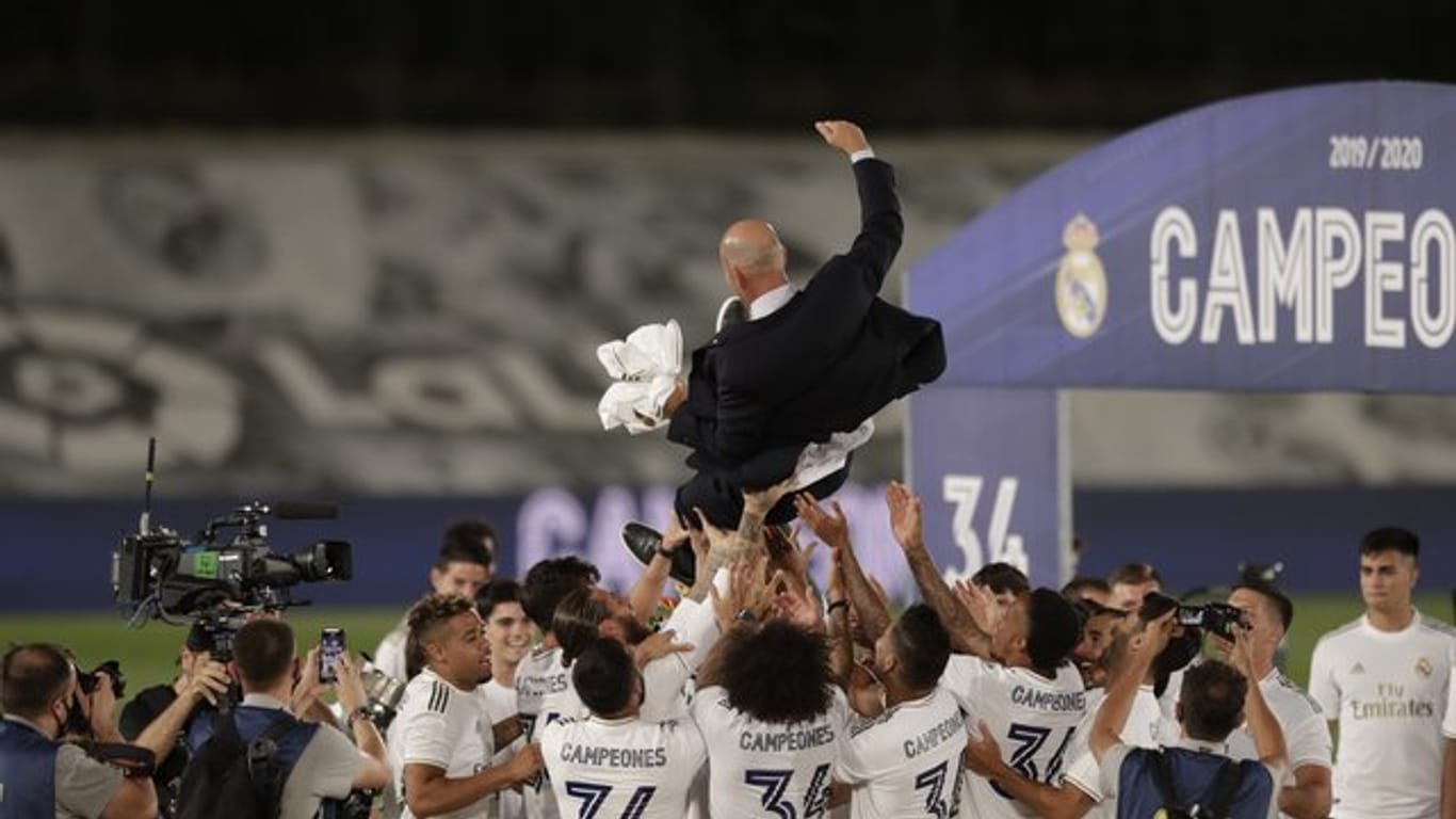 Die Real-Profis lassen Meister-Trainer Zinedine Zidane hoch leben.