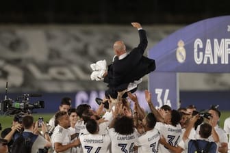 Die Real-Profis lassen Meister-Trainer Zinedine Zidane hoch leben.