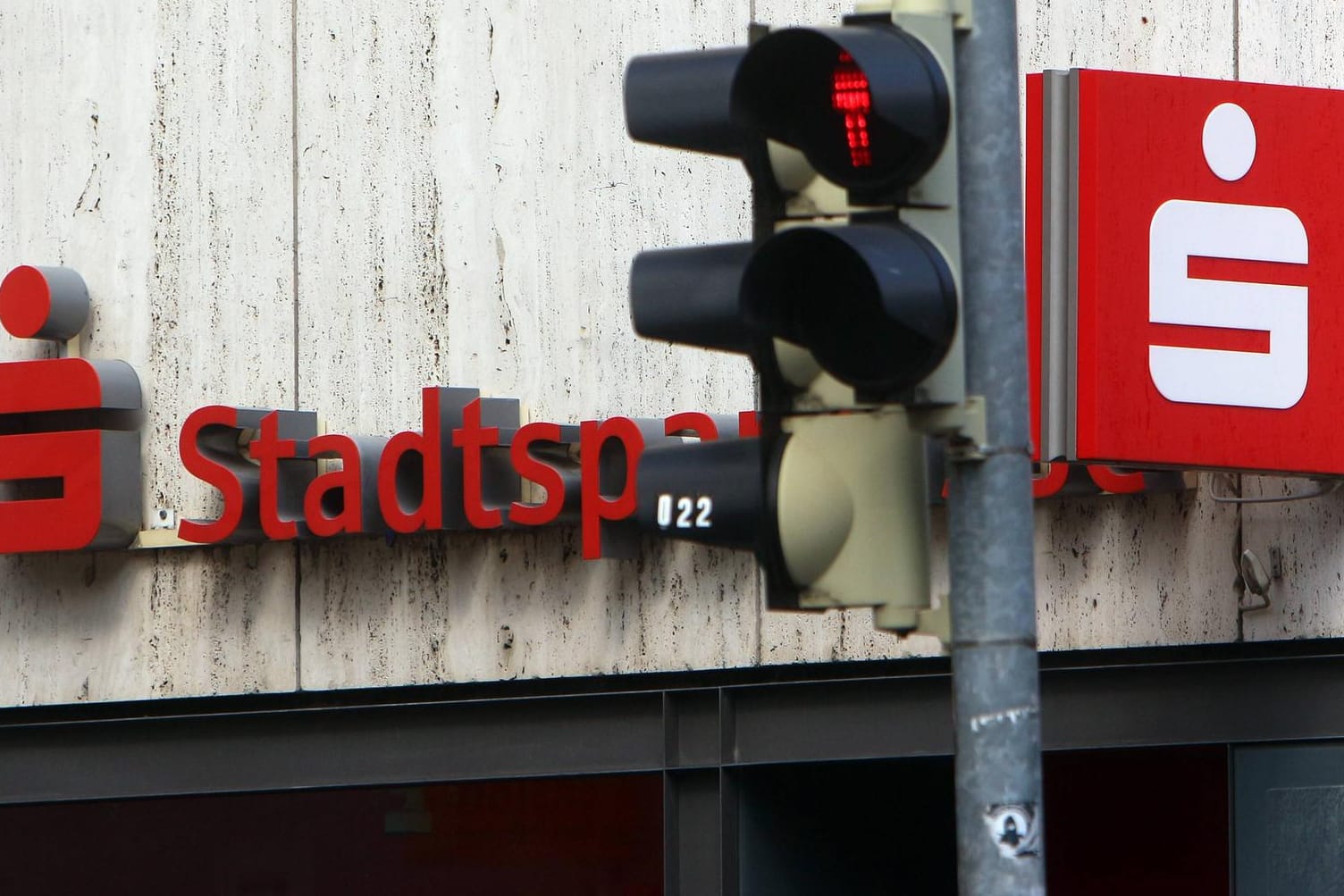 Eine Filiale der Stadtsparkasse München (Symbolbild): Die Bank wird wegen ihres Umgangs mit Prämiensparverträgen verklagt.