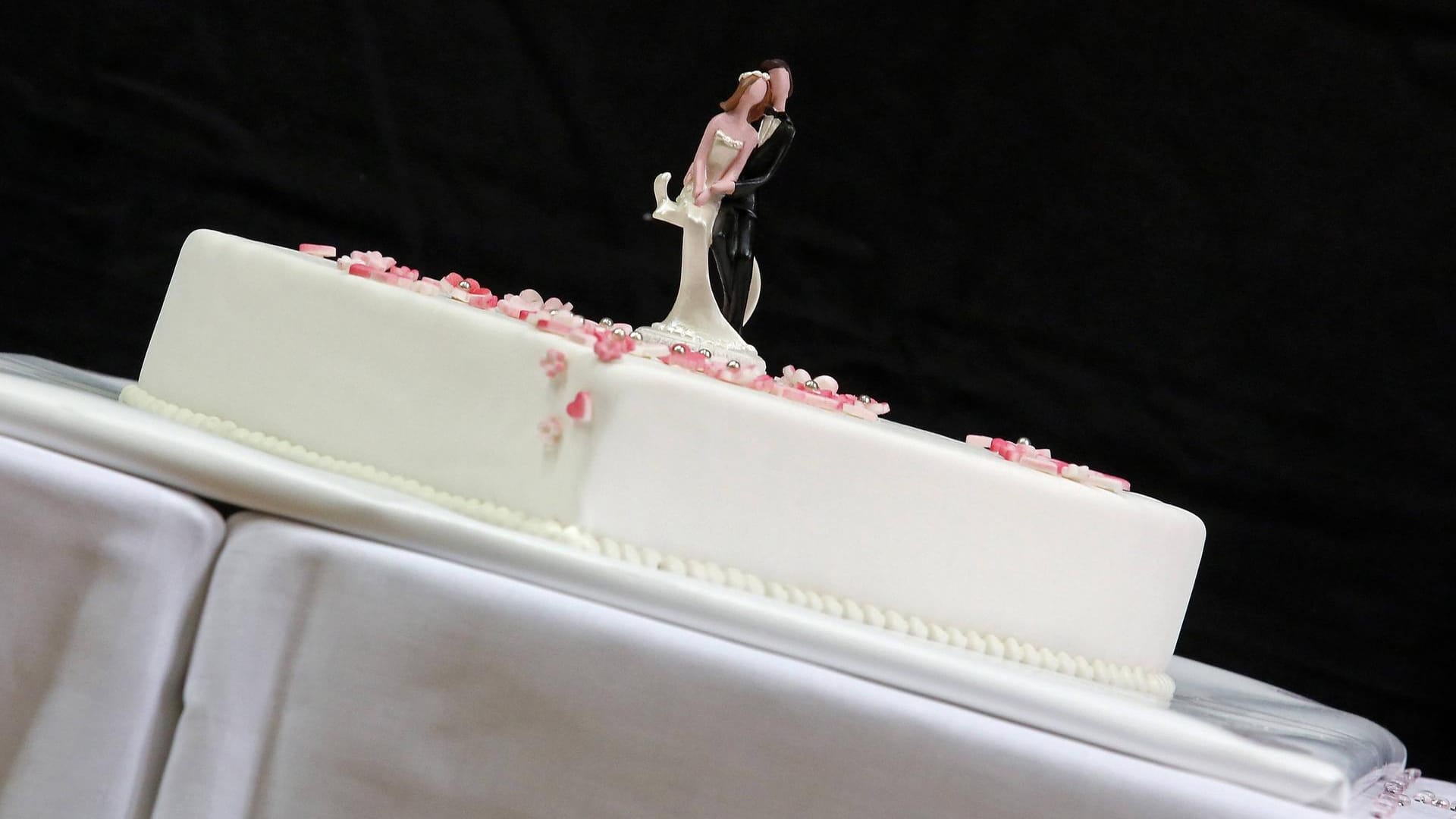 Eine Hochzeitstorte: Nach einer Feier gab es neue Corona-Infektionen. Eine Hochzeitstorte: Nach einer Feier gab es neue Corona-Infektionen.
