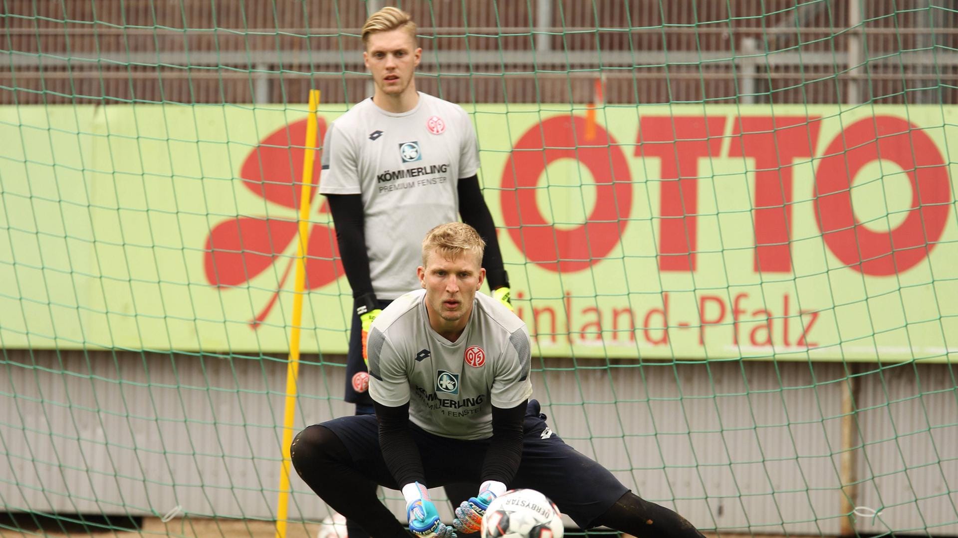 Das Mainzer Torwart-Duell: Florian Müller (o.) und Robin Zentner im Training.