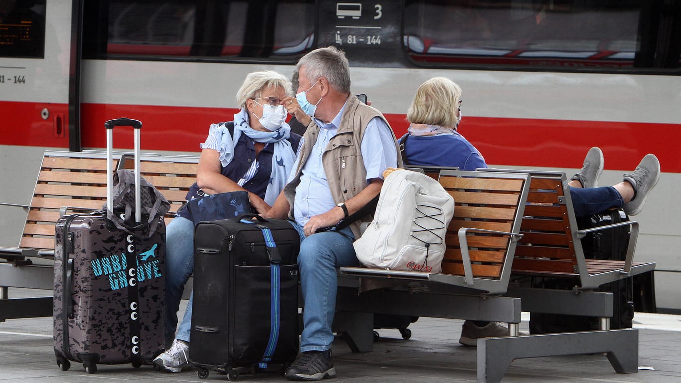 Reisende mit Maske: Weder Bahn noch Bundespolizei fühlt sich für die Kontrolle der Corona-Regeln in Zügen zuständig. (Symbolbild)