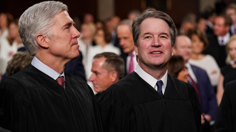 Neil Gorsuch (links) und Brett Kavanaugh: Donald Trump hat beide zu Richtern am Supreme Court gemacht, doch sie entscheiden längst nicht immer in seinem Sinne.