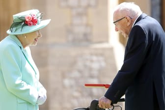 Die Queen und der Weltkriegsveteran: Königin Elizabeth II. hat Tom Moore zum Ritter geschlagen.