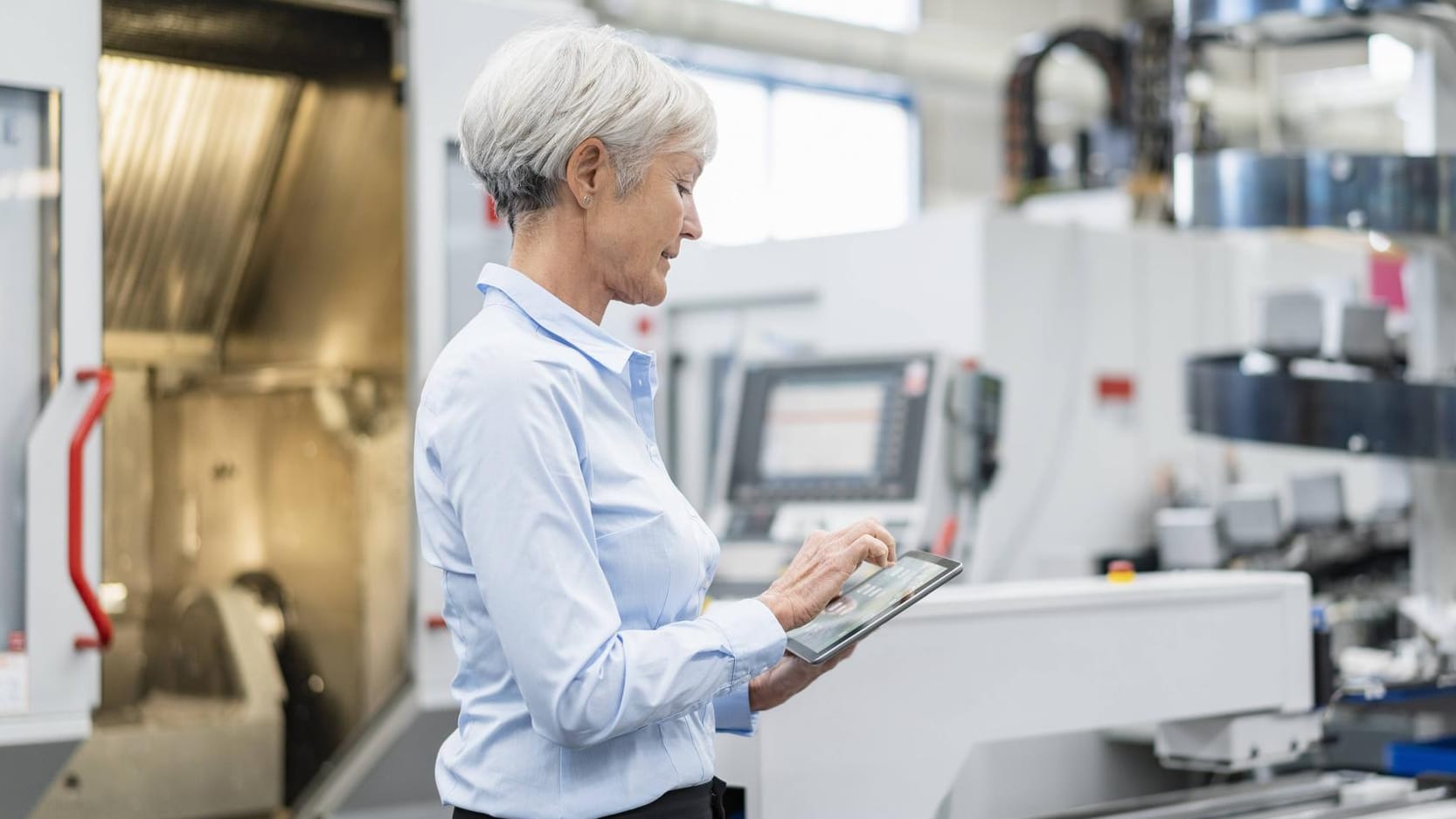 Eine ältere Frau am arbeiten (Symbolbild): Das Gehalt zwischen Männern und Frauen unterscheidet sich stark – auch im Alter.