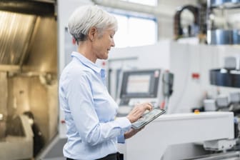 Eine ältere Frau am arbeiten (Symbolbild): Das Gehalt zwischen Männern und Frauen unterscheidet sich stark – auch im Alter.