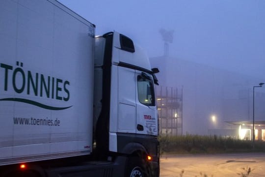 Ein Lastwagen fährt auf das Gelände des Fleischwerks Tönnies in Rheda-Wiedenbrück.