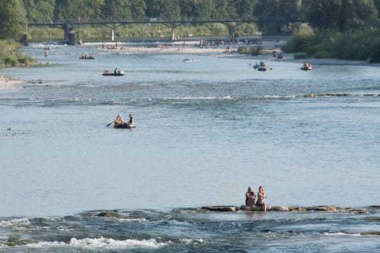 Schlauchbootfahrer und Badende auf der Isar am Flaucher