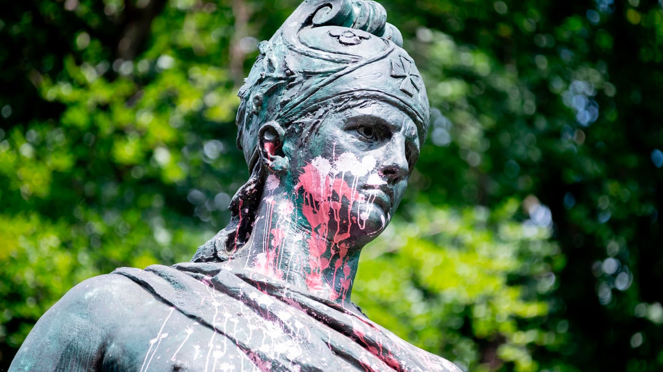 Eine weibliche Figur des Bismarck-Nationaldenkmals ist mit Farbe beschmiert: Denkmäler des ehemaligen Reichskanzlers werden immer wieder Opfer von Vandalismus.