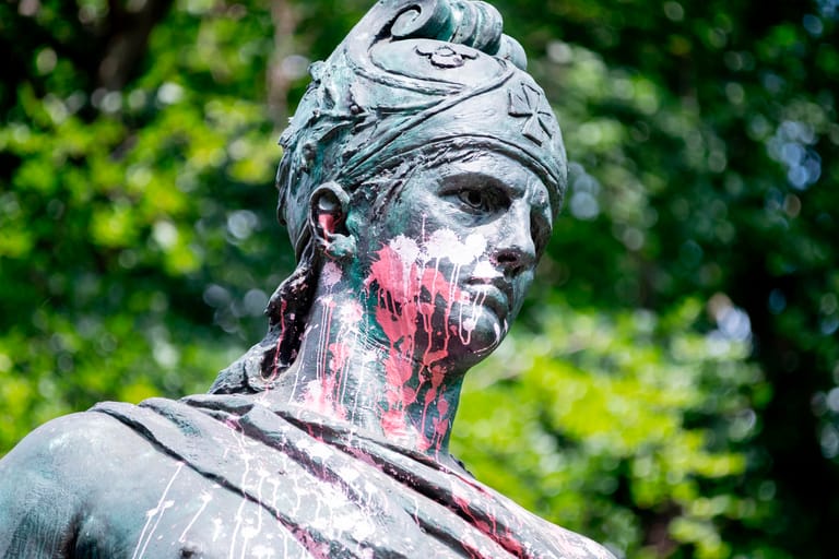 Eine weibliche Figur des Bismarck-Nationaldenkmals ist mit Farbe beschmiert: Denkmäler des ehemaligen Reichskanzlers werden immer wieder Opfer von Vandalismus.