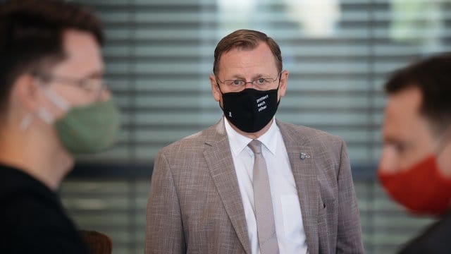 Thürings Ministerpräsident Bodo Ramelow hat dem AfD-Abgeordneten Stefan Möller im Landtag den Mittelfinger gezeigt. Thürings Ministerpräsident Bodo Ramelow hat dem AfD-Abgeordneten Stefan Möller im Landtag den Mittelfinger gezeigt.