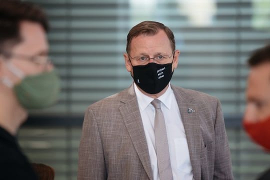 Thürings Ministerpräsident Bodo Ramelow hat dem AfD-Abgeordneten Stefan Möller im Landtag den Mittelfinger gezeigt.