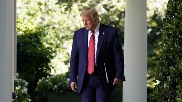 In einer Befragung äußerten sich 60 Prozent negativ über Trumps Umgang mit der Pandemie, nur noch 38 Prozent befürworteten Trumps Vorgehen.