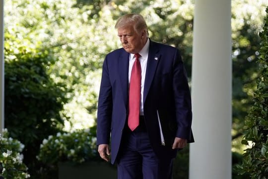 In einer Befragung äußerten sich 60 Prozent negativ über Trumps Umgang mit der Pandemie, nur noch 38 Prozent befürworteten Trumps Vorgehen.