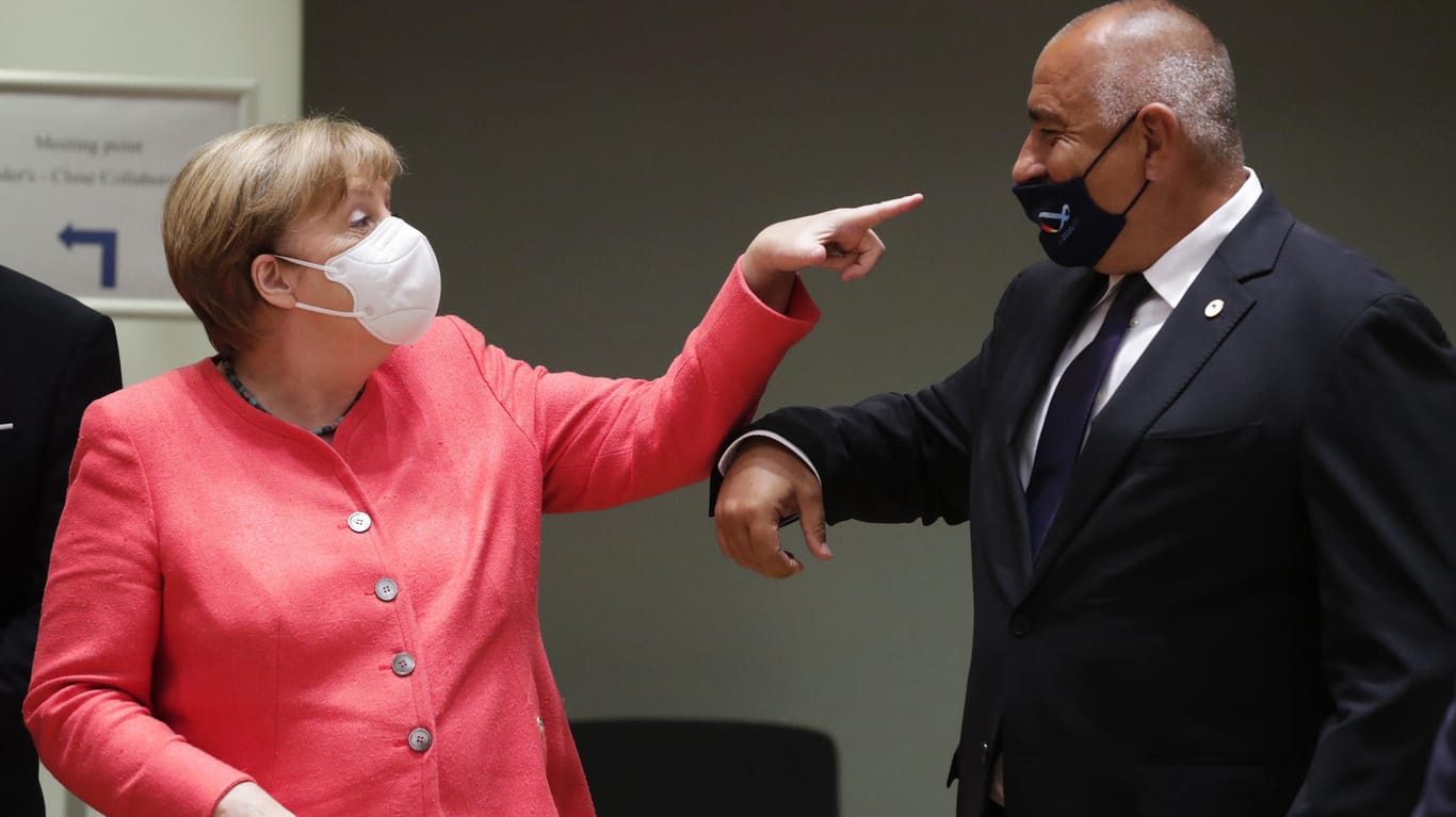 Keine Kompromisse beim Corona-Schutz: Bundeskanzlerin Angela Merkel (l.) weist Bulgariens Ministerpräsidenten Bojko Borissow darauf hin, dass die Maske auch über die Nase gehört.