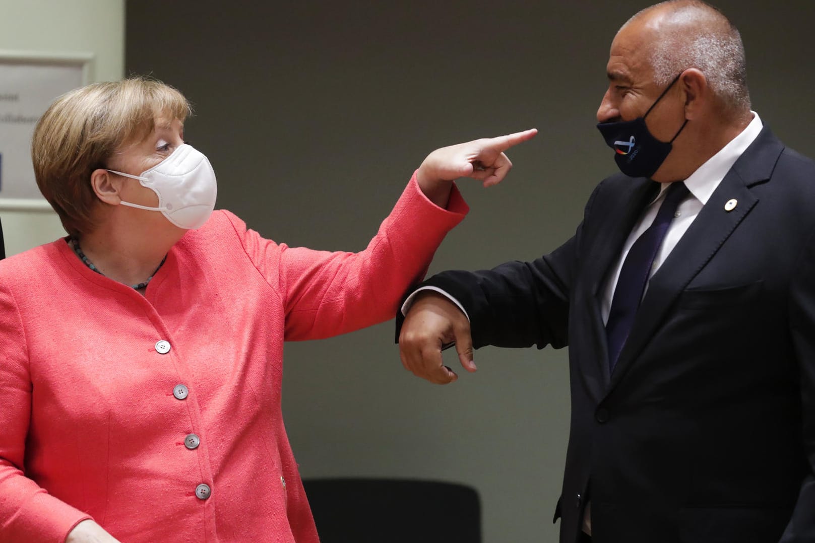 Keine Kompromisse beim Corona-Schutz: Bundeskanzlerin Angela Merkel (l.) weist Bulgariens Ministerpräsidenten Bojko Borissow darauf hin, dass die Maske auch über die Nase gehört.