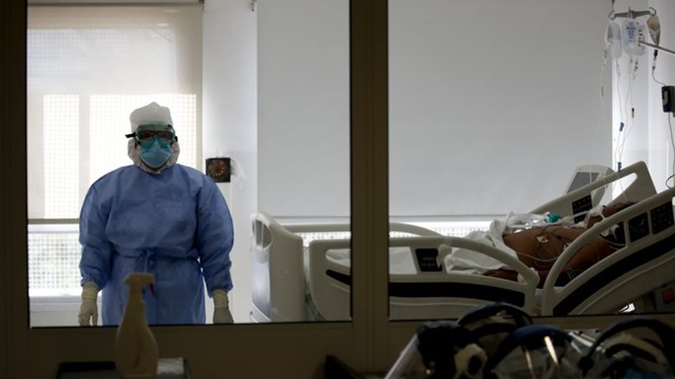 Eine Ärztin in Argentiniens Hauptstadt Buenos Aires im Zimmer eines COVID-19-Patienten.