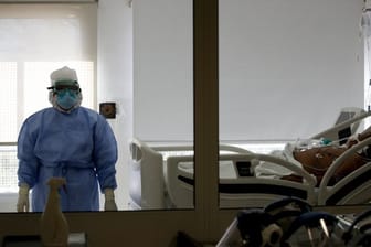 Eine Ärztin in Argentiniens Hauptstadt Buenos Aires im Zimmer eines COVID-19-Patienten.