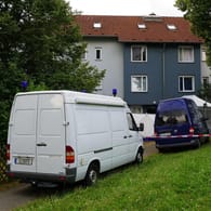 Mit zahlreichen Einsatzfahrzeugen vor Ort: In diesem Haus in Reutlingen fand die Polizei drei Leichen.