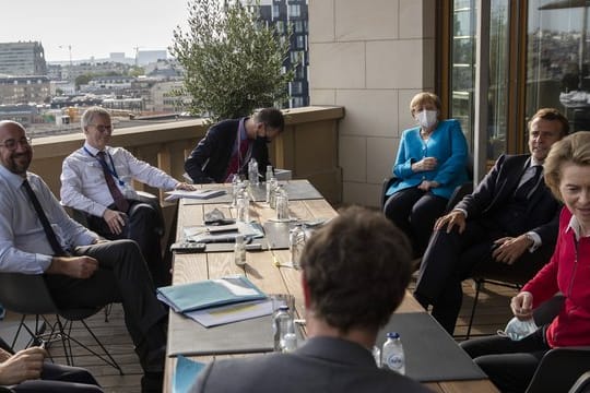 Die Staats- und Regierungschefs beraten sich zum Milliarden-Programm zur Bewältigung der Corona-Wirtschaftskrise.