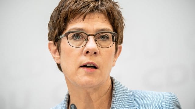 Die CDU-Bundesvorsitzende Annegret Kramp-Karrenbauer auf einer Pressekonferenz.