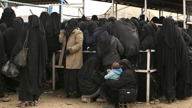 Frauen warten im Flüchtlingslager Al-Hol auf Hilfsgüter.