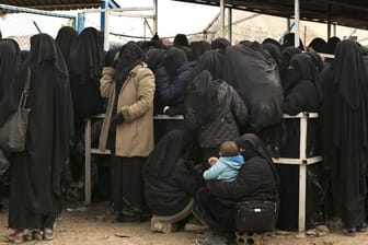 Frauen warten im Flüchtlingslager Al-Hol auf Hilfsgüter.