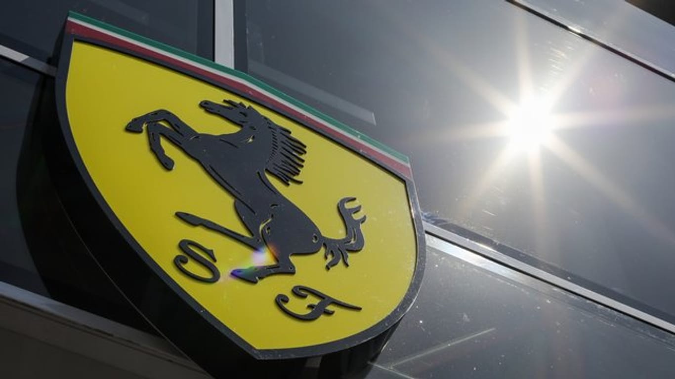 Die Sonne spiegelt sich iin einem Fenster des Motorhomes der Scuderia Ferrari.