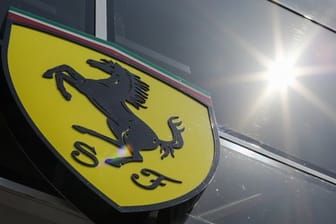 Die Sonne spiegelt sich iin einem Fenster des Motorhomes der Scuderia Ferrari.