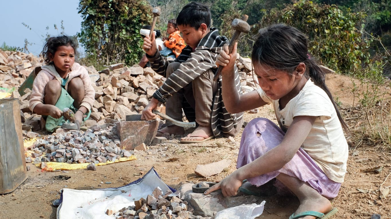 Kinder zerkleinern Steine in Indien: Durch die Corona-Krise hat Kinderarbeit wieder zugenommen.