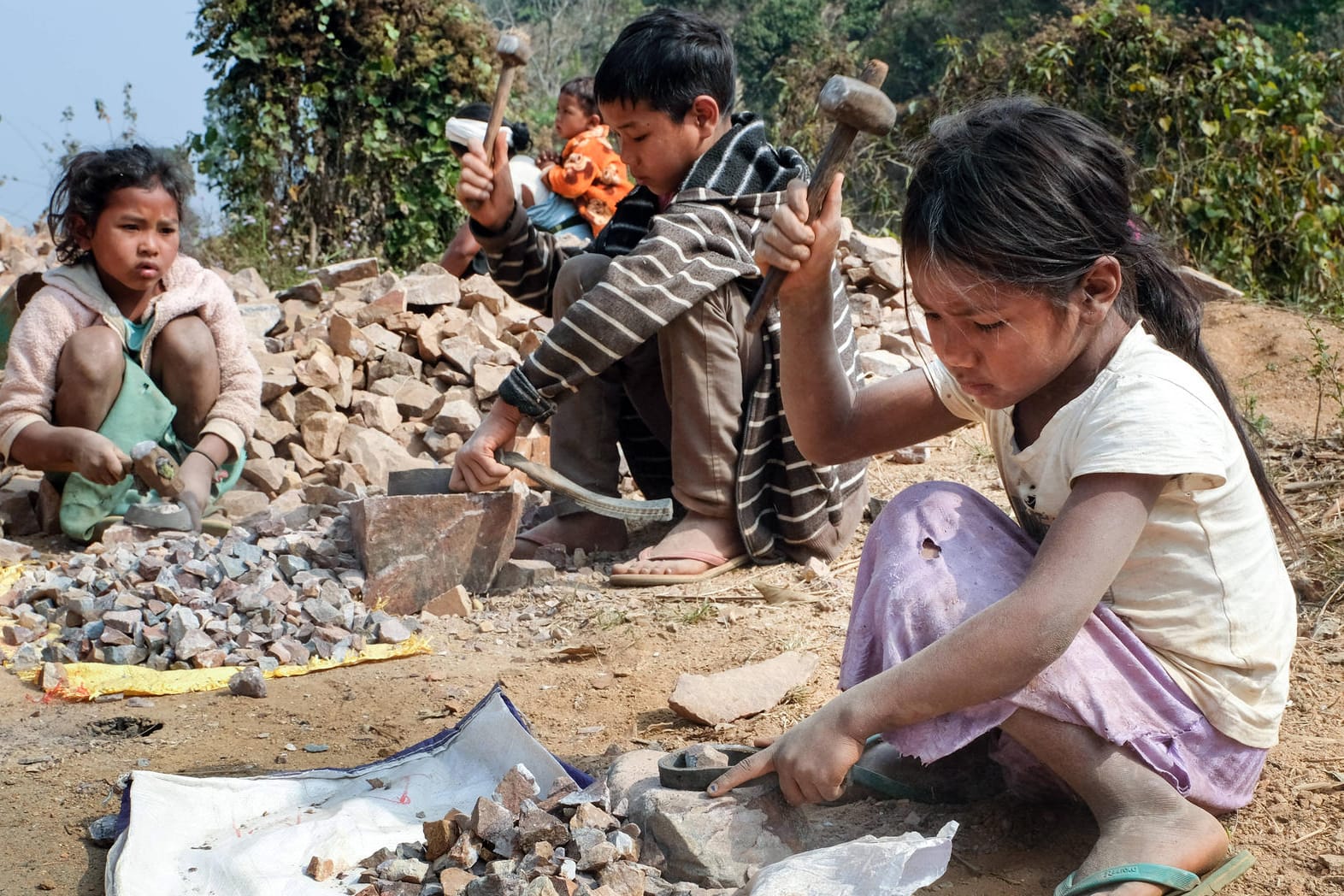Kinder zerkleinern Steine in Indien: Durch die Corona-Krise hat Kinderarbeit wieder zugenommen.