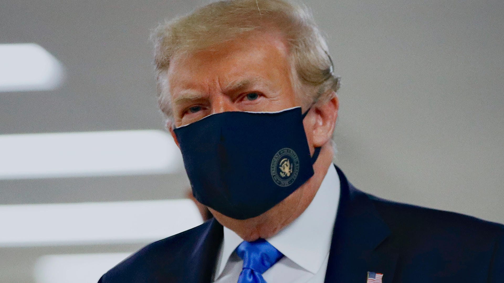 Donald Trump mit Maske: Trotz neuer Corona-Rekorde möchte der US-Präsident aber landesweite Maskenpflicht verzichten.