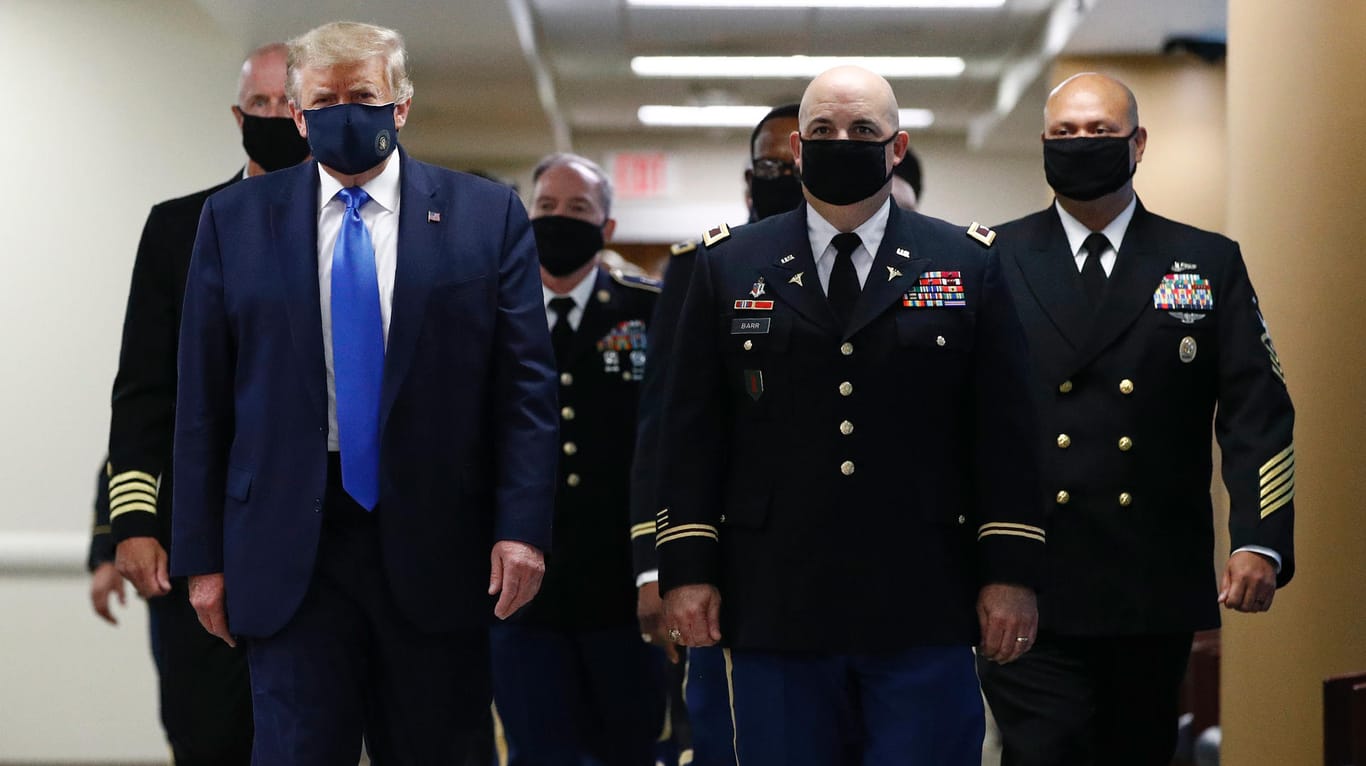 Donald Trump besucht ein Militärkrankenhaus: Die Infektionszahlen in den USA haben erneut Rekordwerte erreicht.