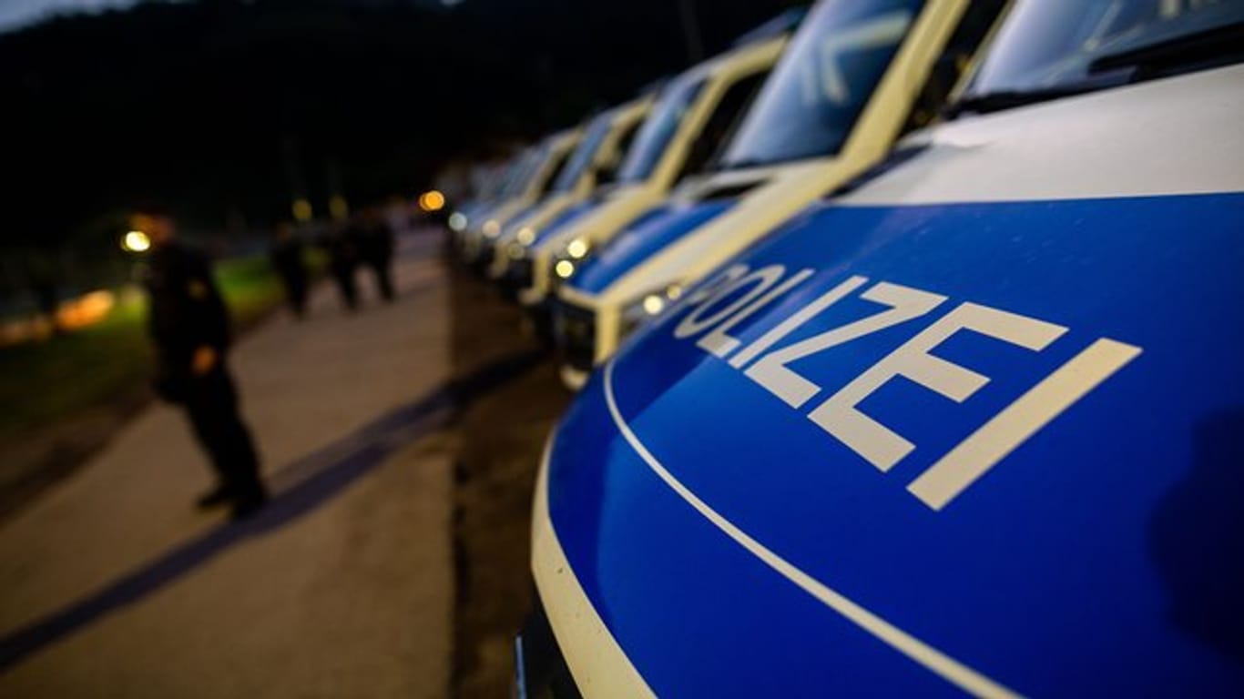 Polizeifahrzeuge an einem Sportplatz nahe Oppenau, der der Polizei als Sammelpunkt diente.